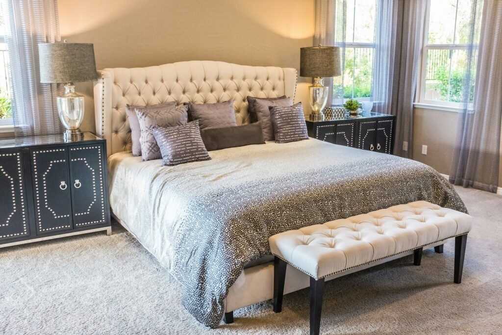 Dormitorio matrimonial con ropa de cama blanca y luz natural
